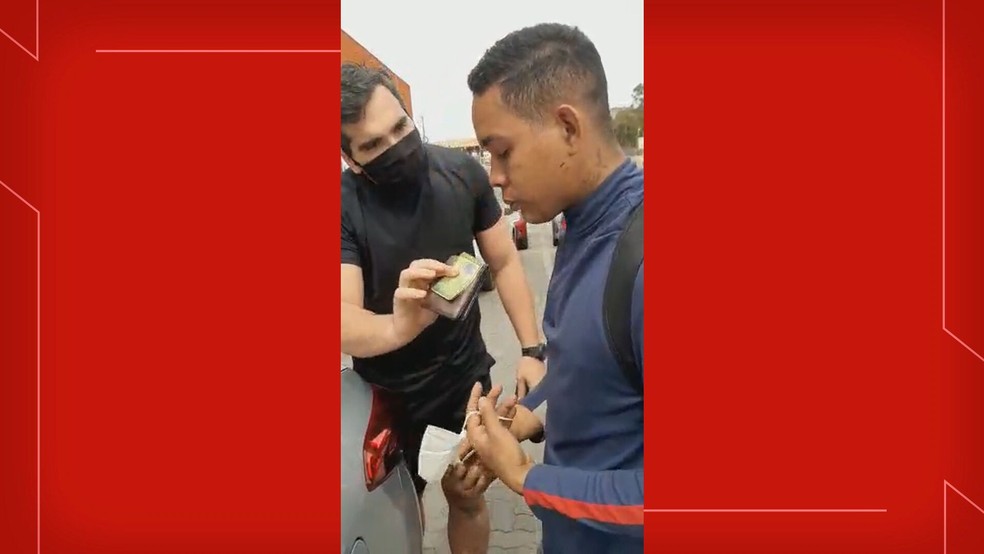 Abordagem de suposto policial a jovem negro no DF — Foto: Reprodução