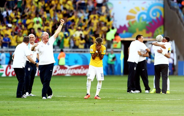 Felipão Scolari comemora enquanto Neymar chora brasil e chile mineirão (Foto: Marcos Ribolli / Globoesporte.com)
