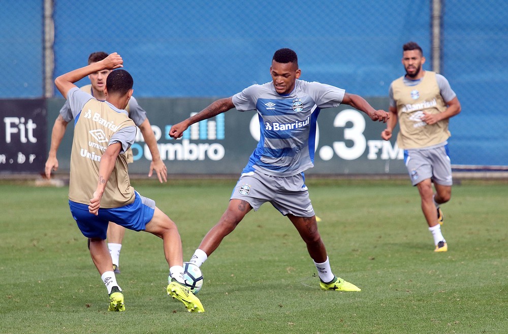 Jailson esquenta disputa com Michel, mas vê Grêmio bem servido de volantes