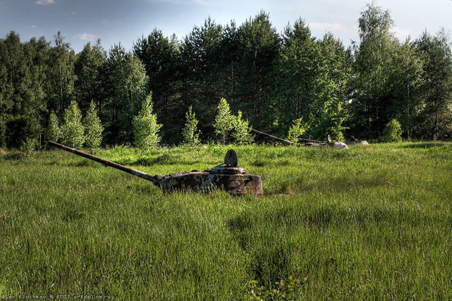 Base de tanques abandonada na Rússia (Foto: BoredPanda)