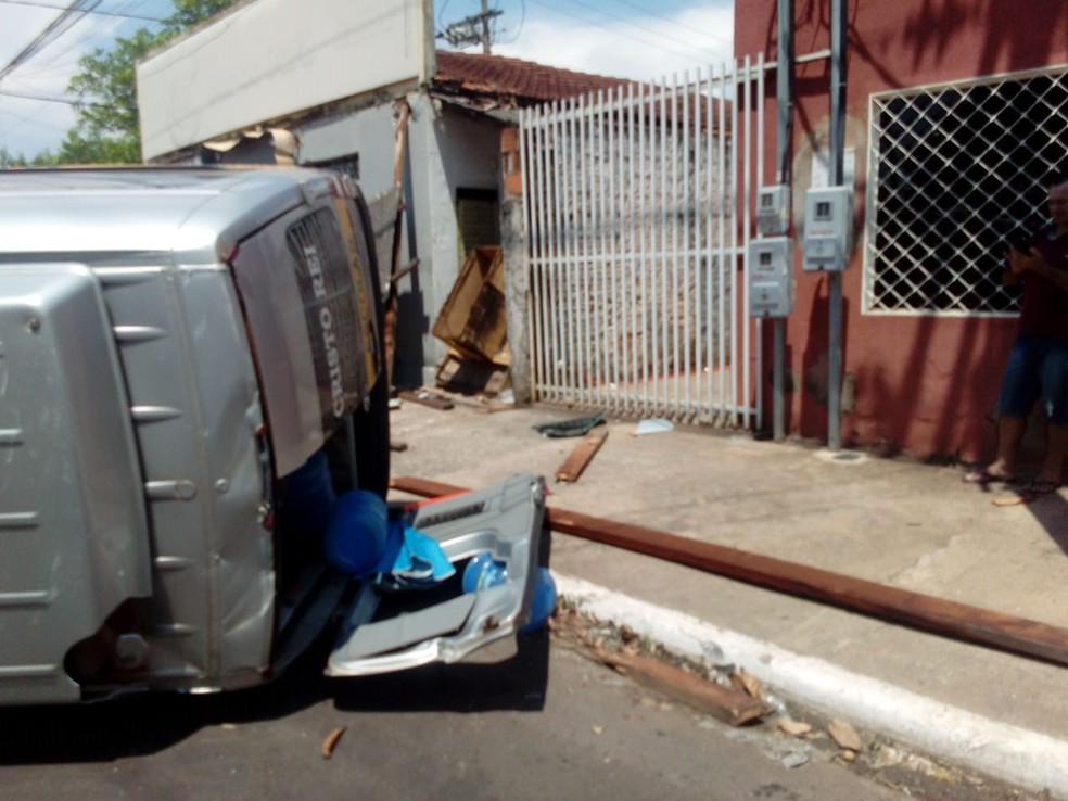 Van escolar ficou tombada após ser atingida por carro e três se machucaram e foram encaminhadas para hospitais de MT — Foto: Arquivo pessoal