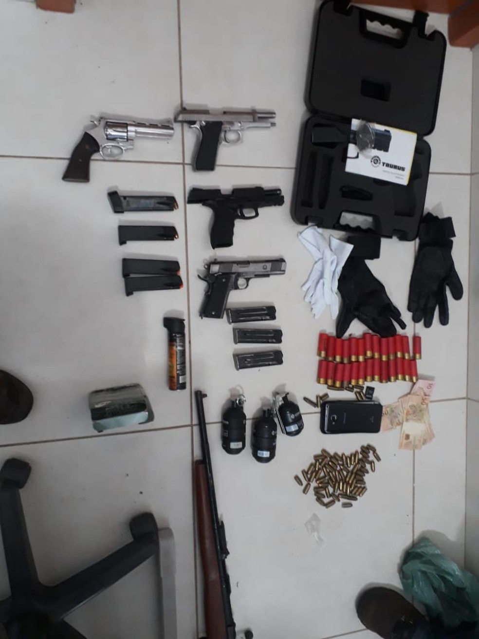 Armas e munições foram apreendidas na casa de sargento da PM, morto em Gurupi — Foto: Jairo Santos/TV Anhanguera