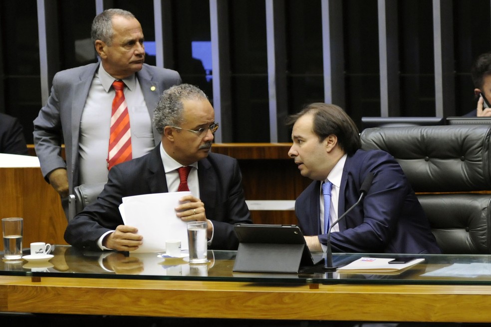 O relator do projeto de reforma política, deputado Vicente Cândido (PT-SP), conversa com o presidente da Câmara, Rodrigo Maia (DEM-RJ), durante sessão em plenário (Foto: Luis Macedo/Câmara dos Deputados)