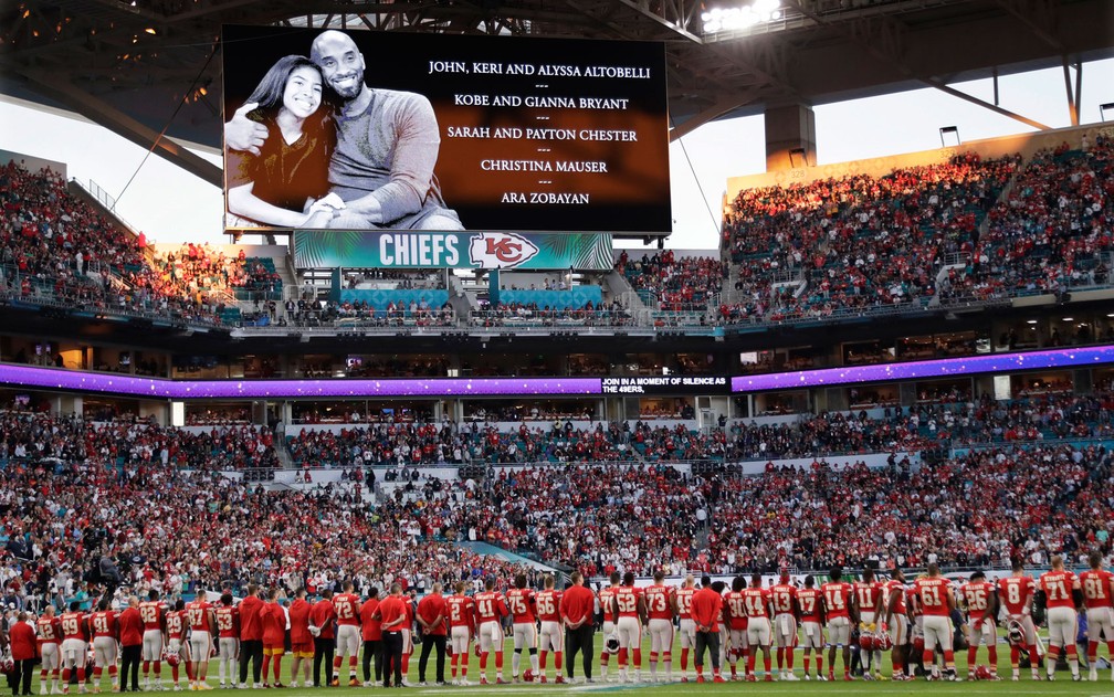 Atletas homenageiam Kobe Bryant antes do Super Bowl em Miami — Foto: Wilfredo Lee/AP Photo