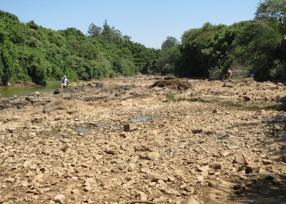 No período da seca, o rio Atibaia ficou irreconhecível  (Foto: Associação de Proteção Ambiental Jaguatibaia)