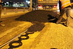 Obras de instalação de carregadores de baterias em estrada de Israel