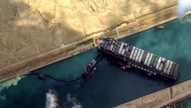 BBC O cargueiro Ever Given bloqueou o Canal de Suez por seis dias (Foto: Getty Images via BBC)