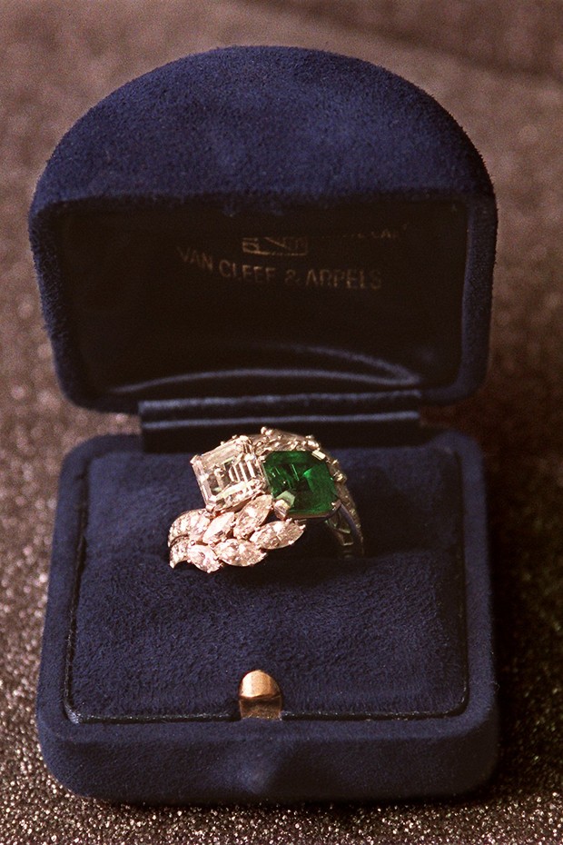 BOSTON - MAY 21: Diamond and emerald engagement ring. (Photo by Pat Greenhouse/The Boston Globe via Getty Images) (Foto: Boston Globe via Getty Images)