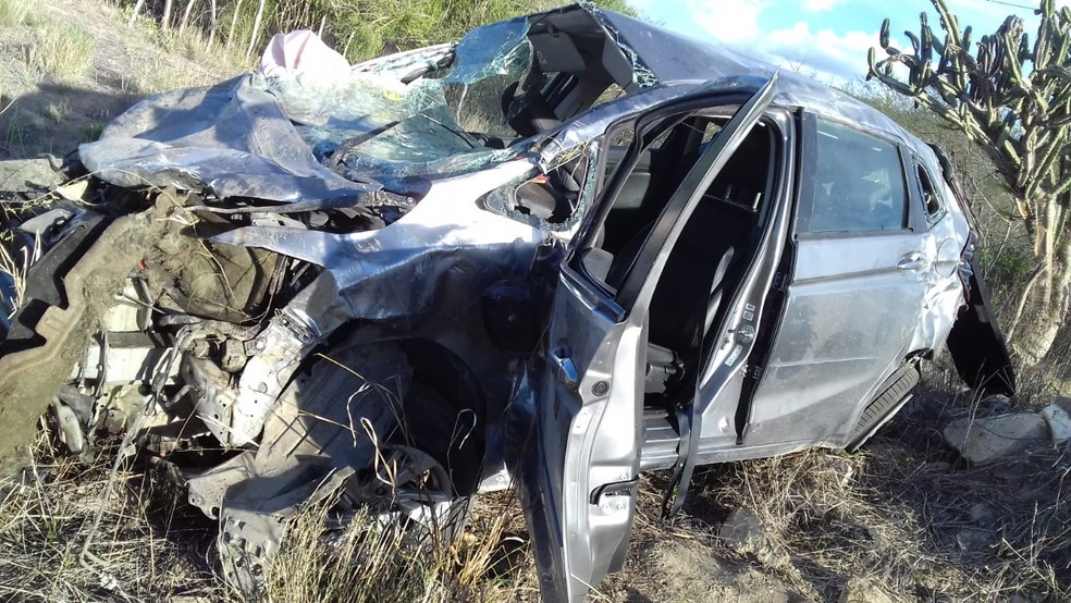 M&eacute;dica ficou ferida ap&oacute;s carro capotar na BR-232, em Bezerros &mdash; Foto: PRF/Divulga&ccedil;&atilde;o