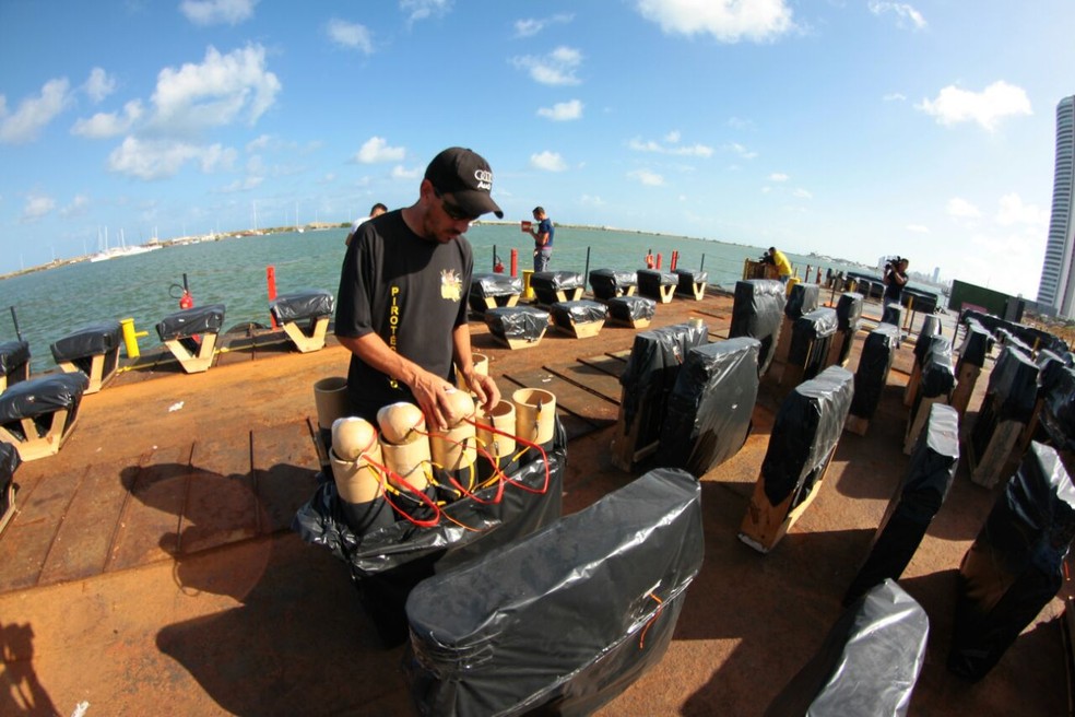 Serão utilizadas 15 toneladas de fogos de artifício  (Foto: Marlon Costa/Pernambuco Press)