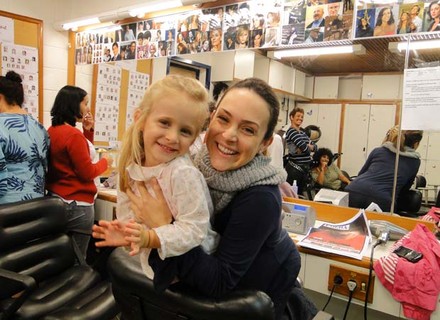 FOTOS: Gabriela Duarte leva a filha para conhecer os estúdios de Passione