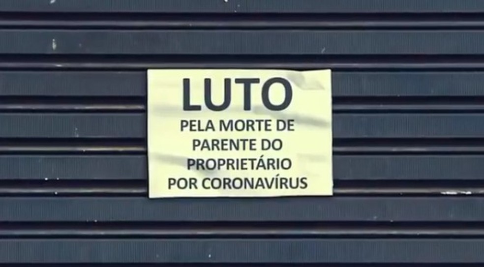Cartazes expõem o luto pela perda de pessoas para o coronavírus — Foto: Reprodução /Instagram