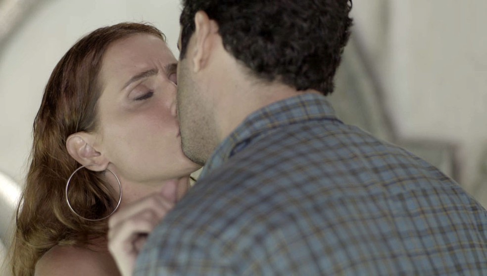 Alexia/Josimara beija Zezinho em 'Salve-se Quem Puder' — Foto: Globo