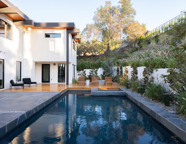 Reforma resgata arquitetura moderna original desta casa na Califórnia (Foto: Alex Zarour/Virtually Here Studios)