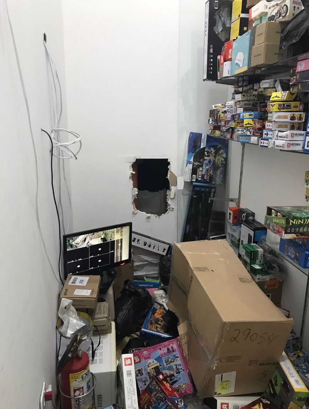 Criminosos abrem buraco em parede de loja e furtam eletrônicos em shopping de Taubaté (Foto: Arquivo Pessoal)