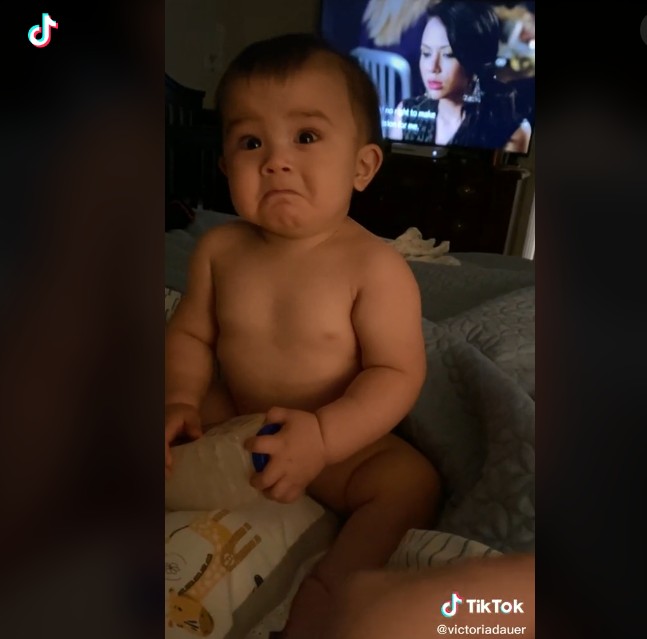 Vídeo mostra o pequeno Asher assustado ao ver a mãe usando óculos pela primeira vez (Foto: Reprodução/TikTok/Victoria Dauer)