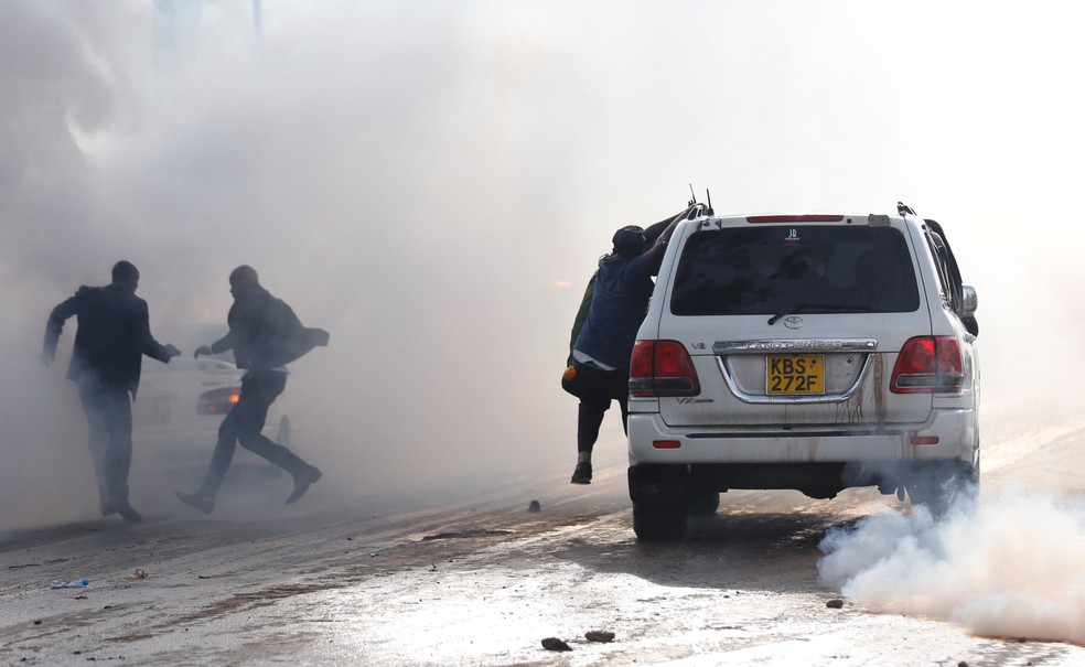 Protestantes correm depois que polícia dispara gás em protesto no Quênia nesta quinta-feira (17) (Foto: Thomas Mukoya/Reuters)