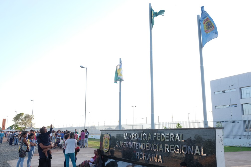 Quando chegam em Boa Vista, grande parte dos imigrantes vão até a a sede da Polícia Federal para pedir refúgio e se regularizarem no Brasil (Foto: Inaê Brndão/G1 RR)
