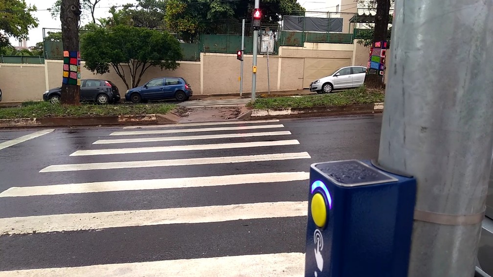 SemÃ¡foro 'falante' para orientar deficientes visuais Ã© instalado em Piracicaba â Foto: JoÃ£o Alvarenga/EPTV