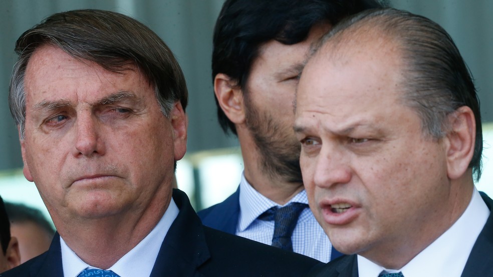 Foto de arquivo de 28 de setembro de 2020 do presidente da República, Jair Bolsonaro (e), observando o líder do governo na Câmara, Ricardo Barros (PP- PR)(d),  — Foto: Dida Sampaio/Estadão Conteúdo