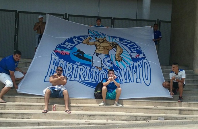 Torcida do Cruzeiro prepara rua de fogo e balões diante do Rio Branco-ES