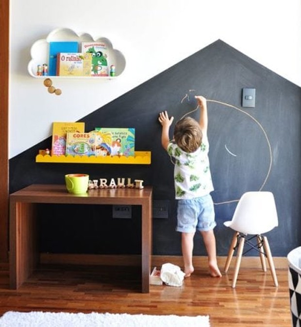Não precisa ser na parede inteira. Use a tinta de lousa até onde os seus filhos podem alcançar (Foto: Pinterest/ Reprodução)