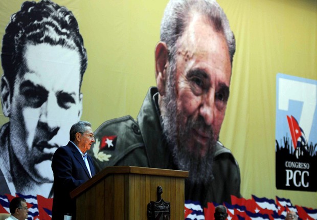 O presidente de Cuba, Raúl Castro, faz discurso durante a abertura do 7º Congresso do Partido Comunista em Cuba (Foto: Omara García Mederos/EPA/EFE)