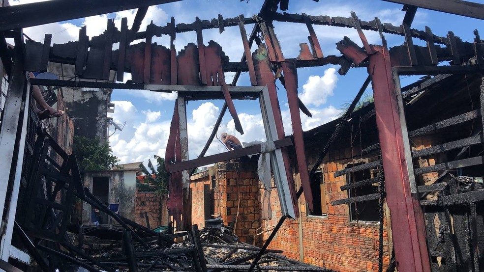 Casa ficou totalmente destruída.  — Foto: Matheus Castro/g1