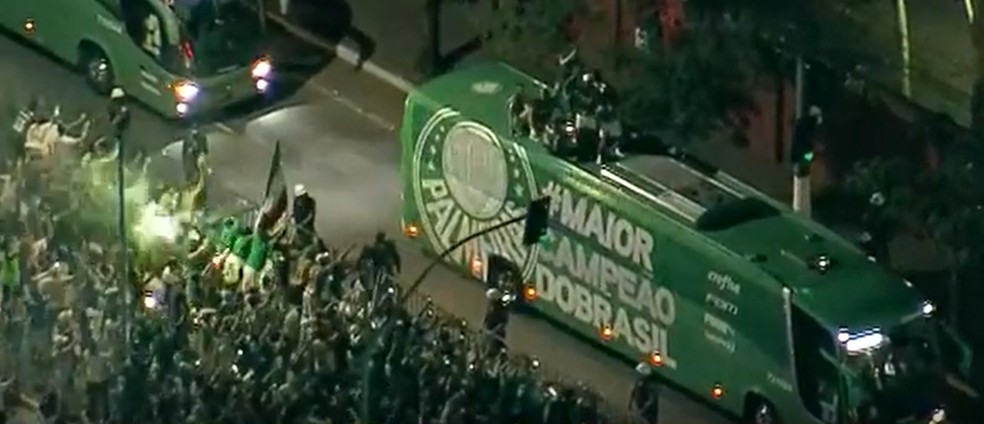 Ônibus do Palmeiras chega ao CT e encontra torcida — Foto: Reprodução