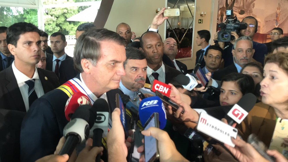Bolsonaro falou com jornalistas apÃ³s receber comenda militar em evento em BrasÃ­lia â€” Foto: Guilherme Mazui/G1