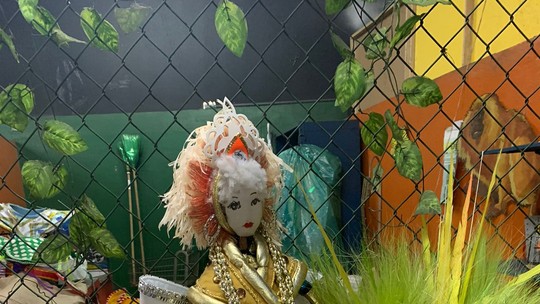 Exposição traz peças descartadas de desfiles de escolas de samba transformadas em arte
