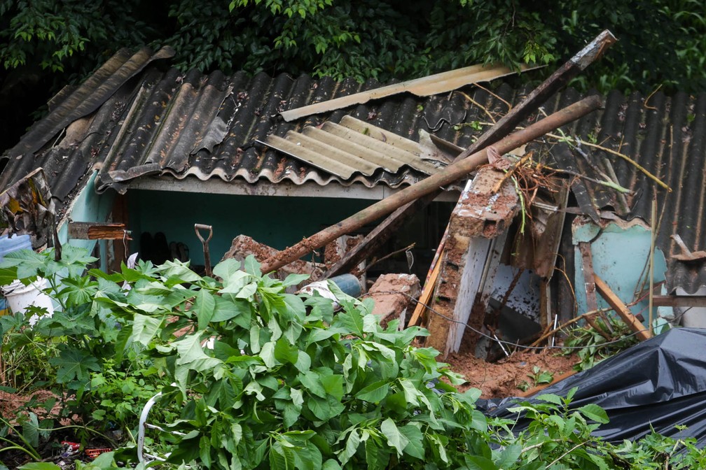 Deslizamento de terra atinge residência em Embu das Artes, na região metropolitana de São Paulo, neste domingo (30) — Foto: Felipe Rau/Estadão Conteúdo