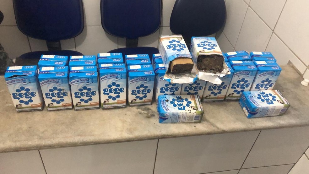Guarnição da Radiopatrulha predeu suspeito de transporte droga em caixas de leite em Maceió — Foto: Divulgação/PM-AL