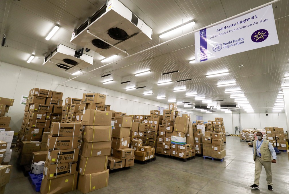 Funcionário do Programa Mundial de Alimentos da ONU caminha por depósito de alimentos destinados a aliviar a crise causada pela Covid-19 em aeroporto de Addis Ababa, na Etiópia.  — Foto: Tiksa Negeri/Reuters