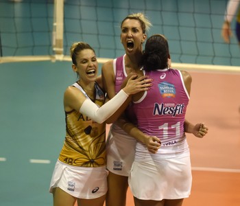 Thaísa fez bom terceiro set no segundo jogo das semifinais entre Rio de Janeiro e Osasco pelas semifinais da Superliga Feminina de Vôlei (Foto: André Durão) Thaísa fez bom terceiro set no segundo jogo das semifinais entre Rio de Janeiro e Osasco pelas semifinais da Superliga Feminina de Vôlei (Foto: André Durão)