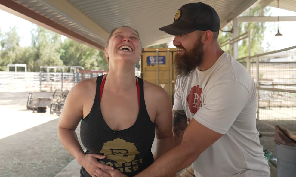 Ronda Rousey deu à luz na última segunda-feira à filha com o ex-peso-pesado do UFC Travis Browne — Foto: Reprodução/Youtube
