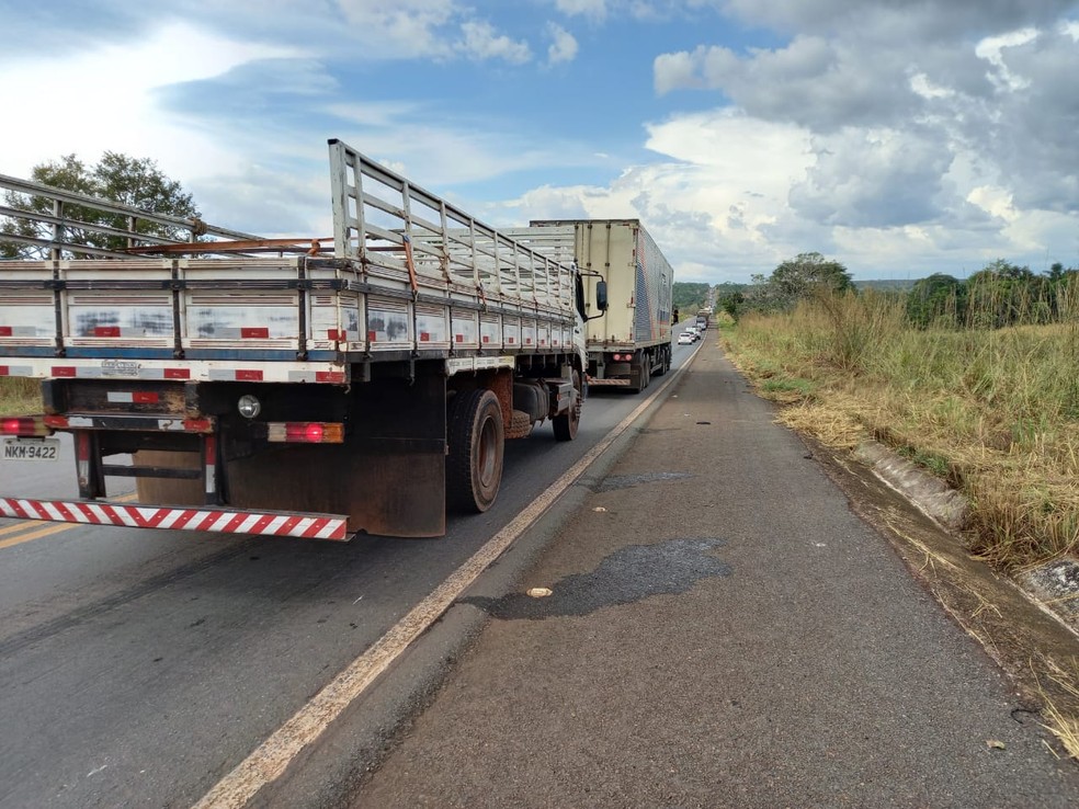 Queda do caminhão fez com que congestionamento se formasse — Foto: Túlio Alves/TV Anhanguera