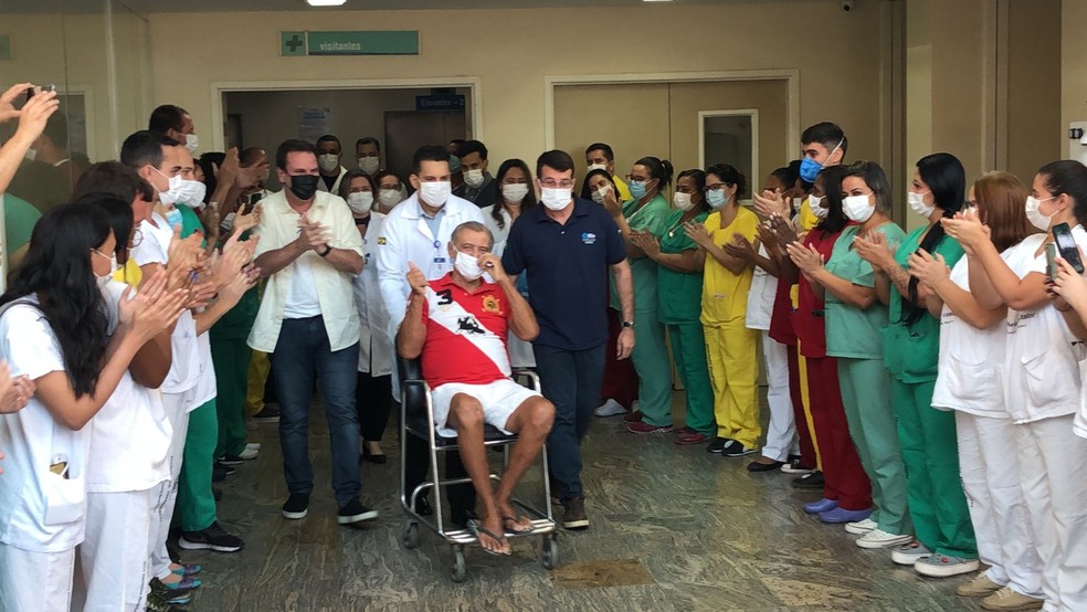 Adelino Gomes Silva Filho, 70 anos, único paciente com Covid, deixa hospital Ronaldo Gazolla — Foto: Henrique Coelho/g1