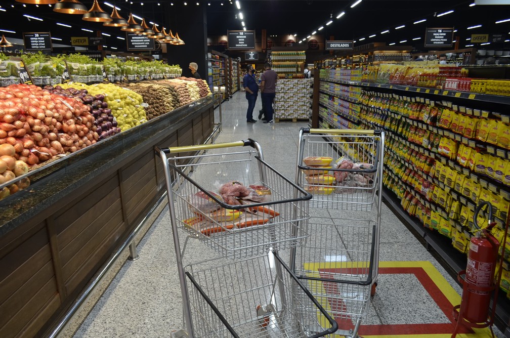 Corredores vazios em supermercado em cidade do interior de Minas Gerais, na região do Vale do Aço, em registro feito em agosto de 2022. — Foto: Emmanuel Franco / Sindcomércio Vale do Aço