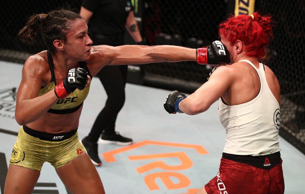 Amanda Ribas venceu Randa Markos, em março, no UFC Brasília — Foto: Buda Mendes/Getty Images
