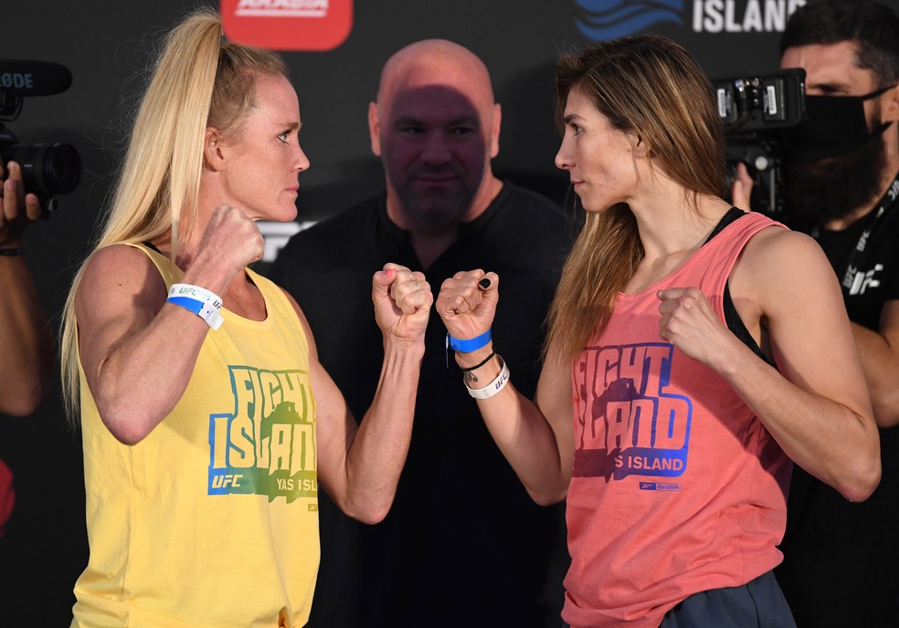 Holly Holm (esq.) e Irene Aldana (dir.) se encaram na pesagem do UFC — Foto: Getty Images