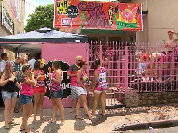 Mesmo com 18 horas de festa, foliões não desanimam e lotam as repúblicas de Taquaritinga (Foto: Ronaldo Gomes/EPTV)
