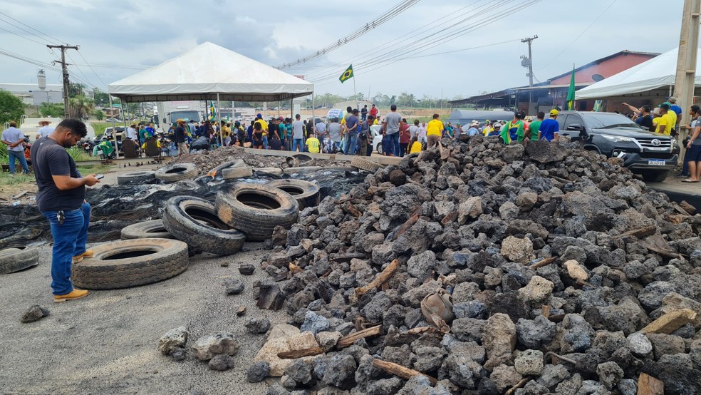 Trecho da BR-155 em Marabá ficou bloqueado até quarta — Foto: Dione Freires