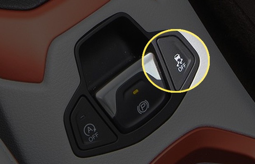 A inibição do controle de tração geralmente ocorre pelo mesmo botão que desliga o ESC — Foto: Auto Esporte
