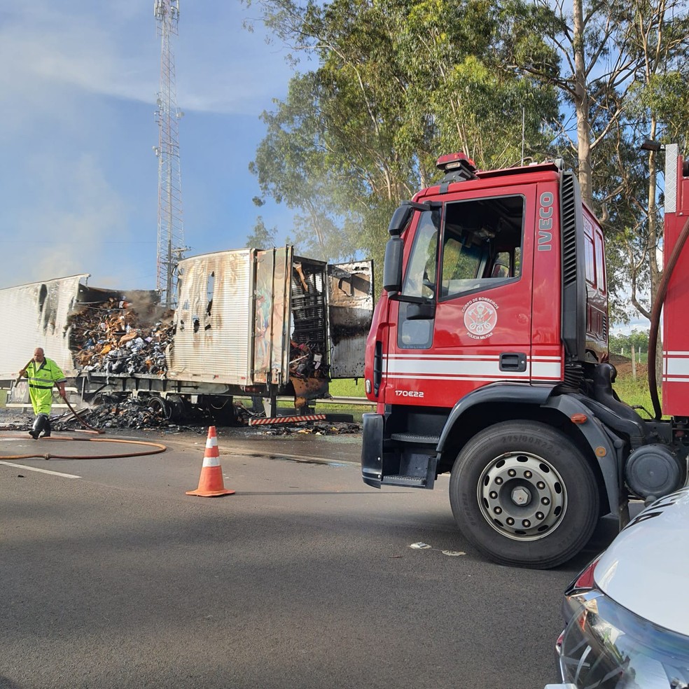 Carreta incendiada em Matão — Foto: TV Matão