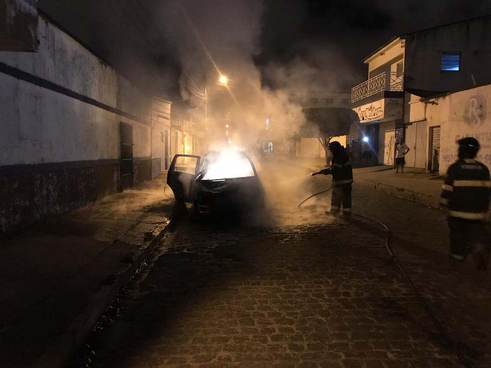 Carro pegou fogo em Arapiraca, Alagoas; causas das chamas são desconhecidas — Foto: Divulgação/Corpo de Bombeiros