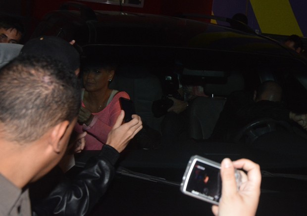 Fãs se aglomeram diante do carro de Xuxa (Foto: Caio Duran/AgNews)