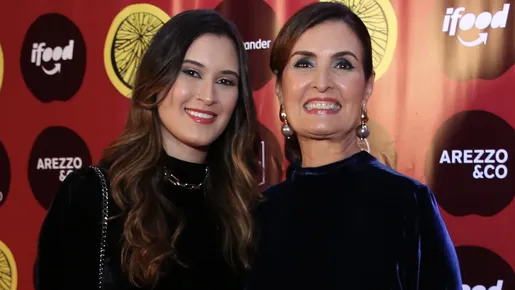 Fátima Bernardes e a filha Bia Bonemer usam vestidos de veludo em premiação no Rio