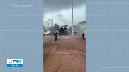 Ônibus do transporte público pega fogo próximo de estação em Palmas