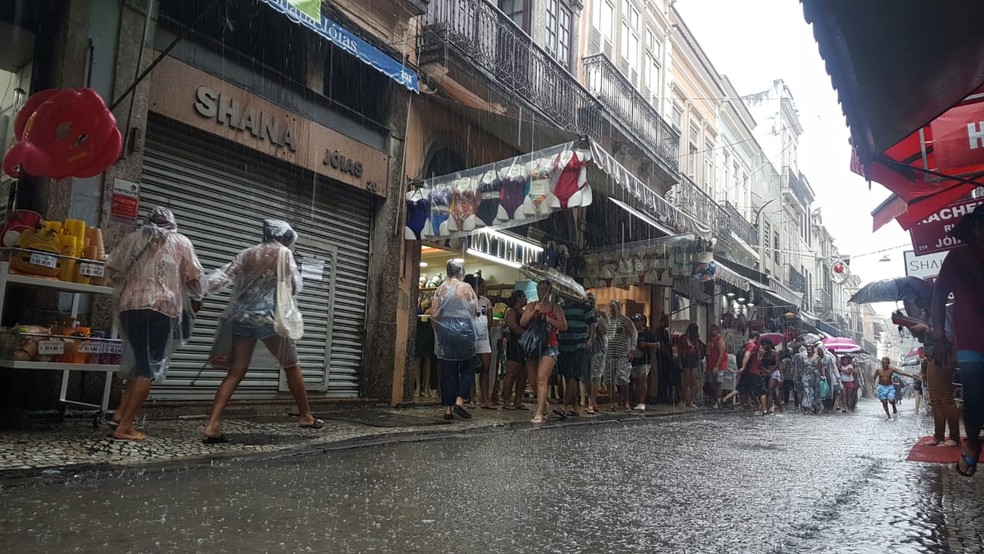 Chuva forte atinge diversas regiões do Rio nesta segunda-feira (24) — Foto: Pedro Neville / GloboNews